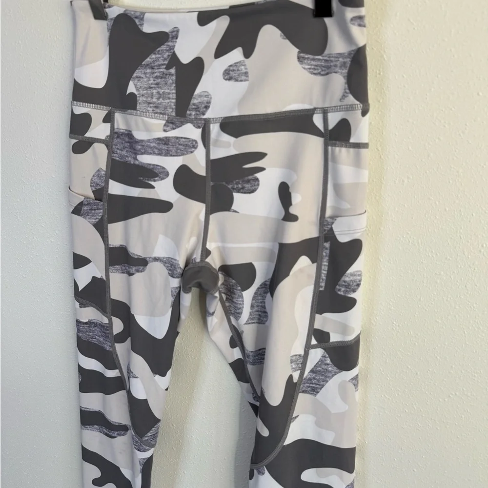 Zyia Active Camo High Rise Leggings 6-8 Athletic Workout - Picture 3 of 9
